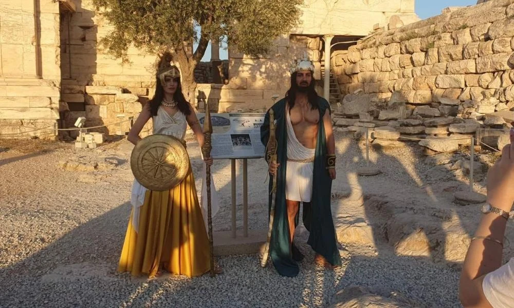 Ξέφραγο αμπέλι η Ακρόπολη: Πως ανέβηκαν οι "χλαμυδοφόροι" στον Ιερό Βράχο; - Και η μπάντα του Λιμενικού στο σόου για τους Ινδούς επιχειρηματίες (Βίντεο)